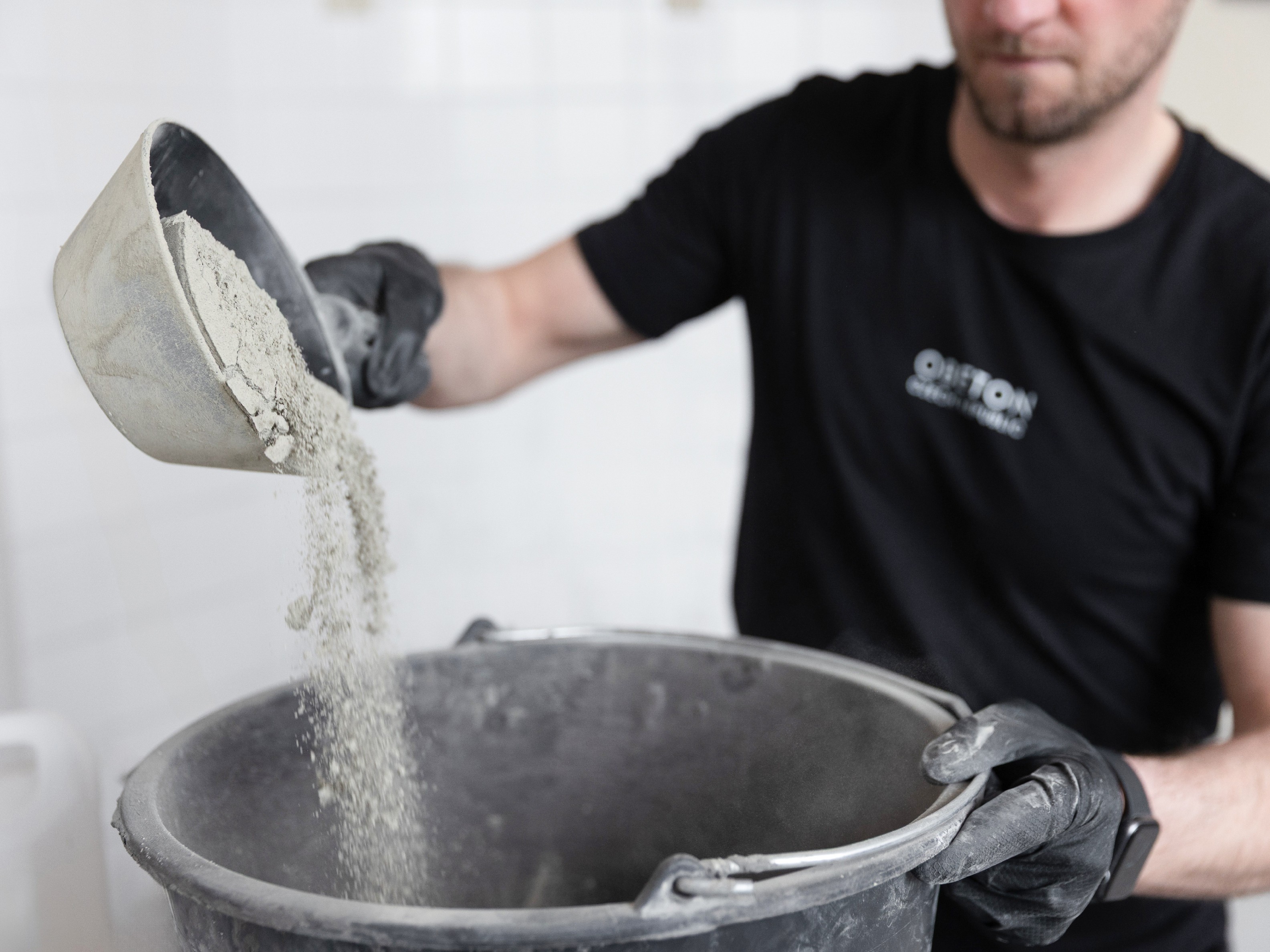 Ruční příprava betonové směsi v dílně OBETON