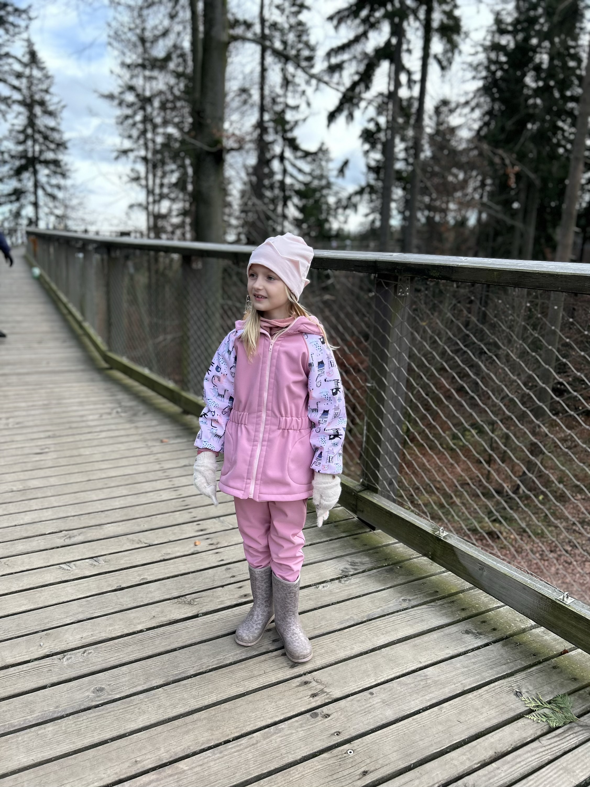 Rostoucí softshellová souprava