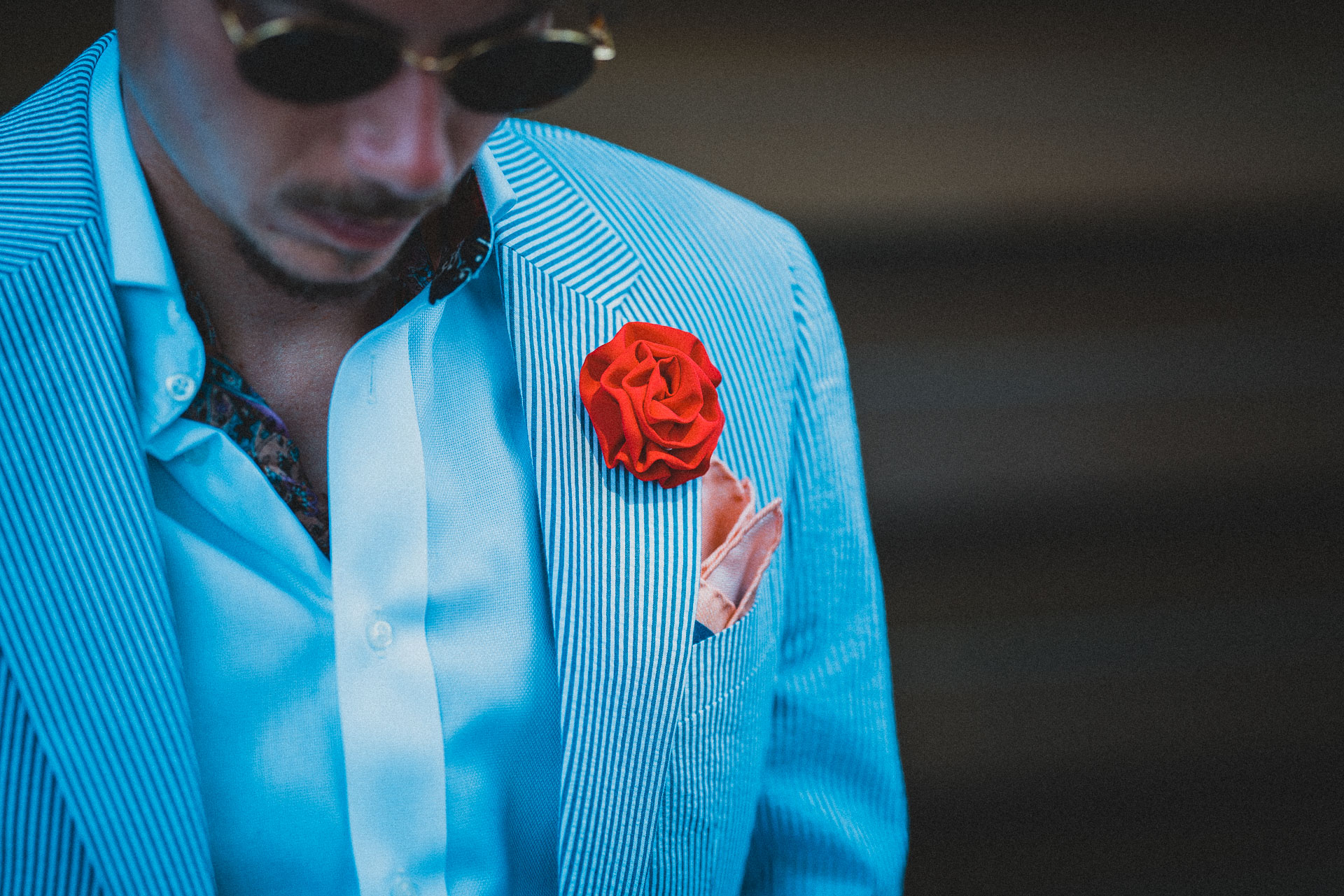 Ozdoba do klopy je známkou sebevědomého muže