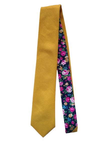 Žlutá pánská kravata s růžovým květinovým vzorem