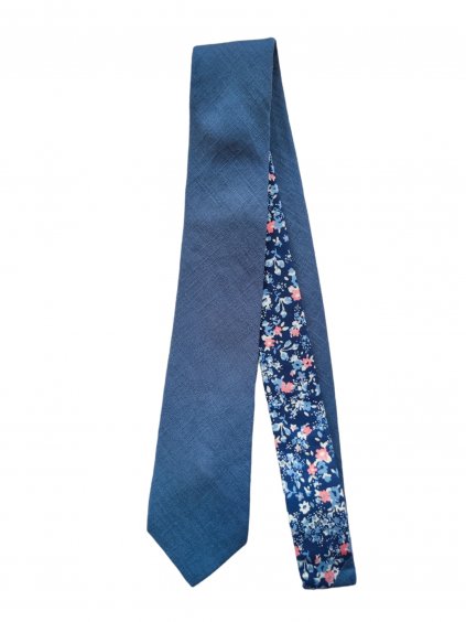 Modrá pánská kravata s květinovým podkladem