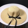Slaměný klobouk s černou mašlí