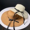 Slaměný klobouk s černou mašlí