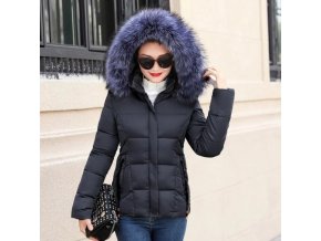 Dámska zimná jednofarebná bunda s kapucňou a umelou kožušinkou