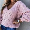 Dámsky háčkovaný sveter so srdiečkami s výstrihom do V