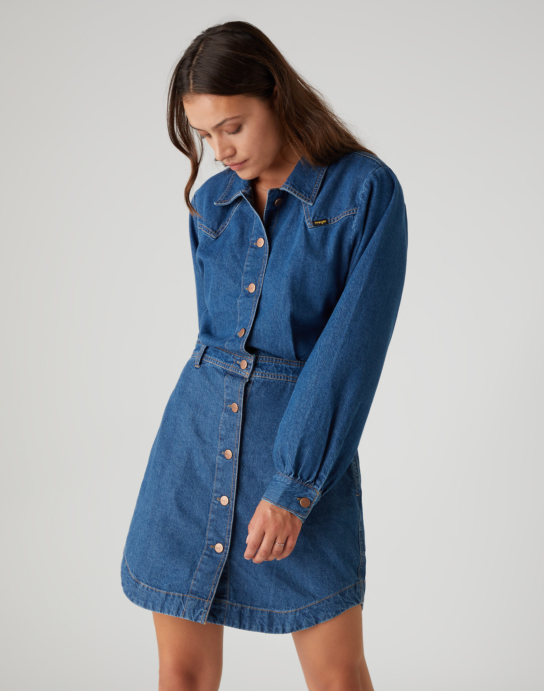 Džínové šaty WRANGLER W9P4LLX8E WESTERN DRESS Mid Indigo Velikost: XS