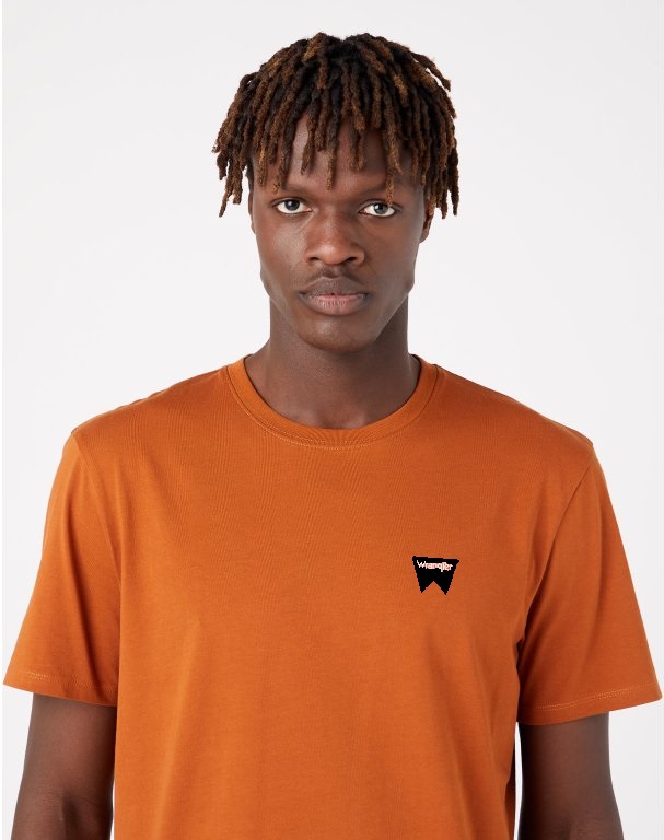 Pánské tričko WRANGLER W70MD3H02 SIGN OFF TEE Nutmeg Brown Velikost: 4XL