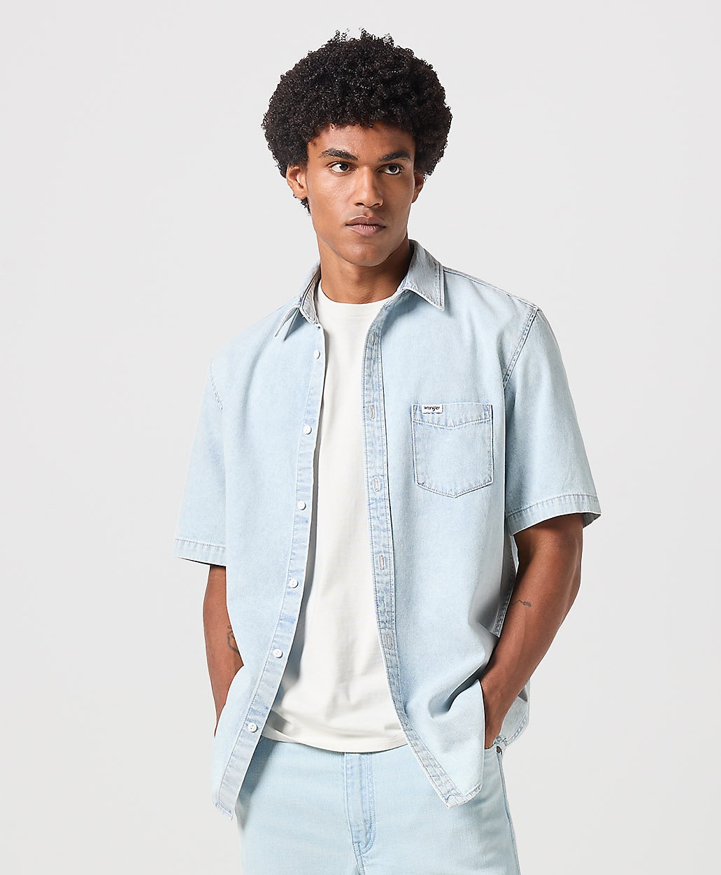 Pánská džínová košile krátký rukáv WRANGLER 112350387 SS 1 PKT SHIRT Blue Grammer Velikost: 4XL