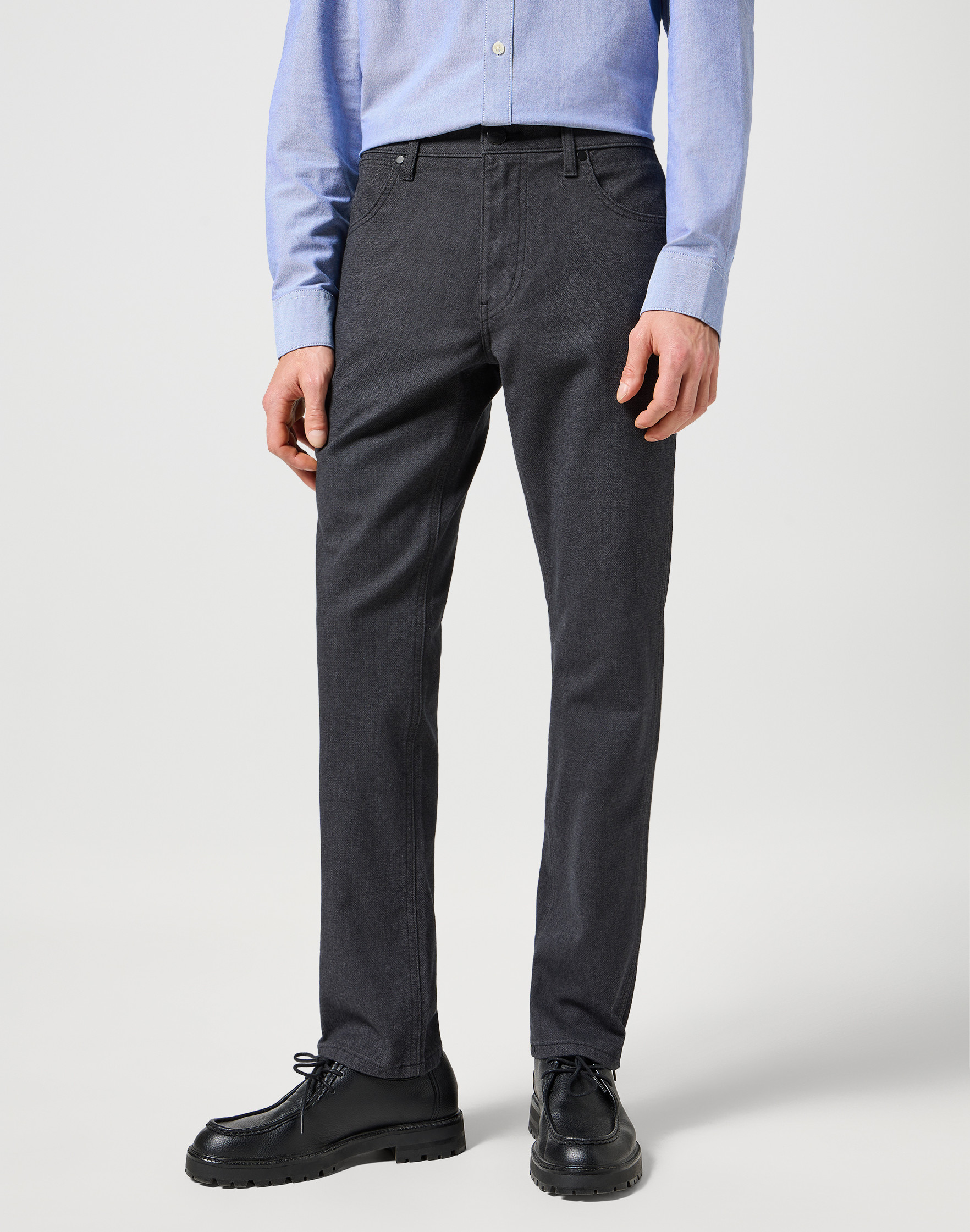 Pánské kalhoty WRANGLER 112358042 GREENSBORO STRETCH Charcoal Velikost Pas/Délka: 32/32