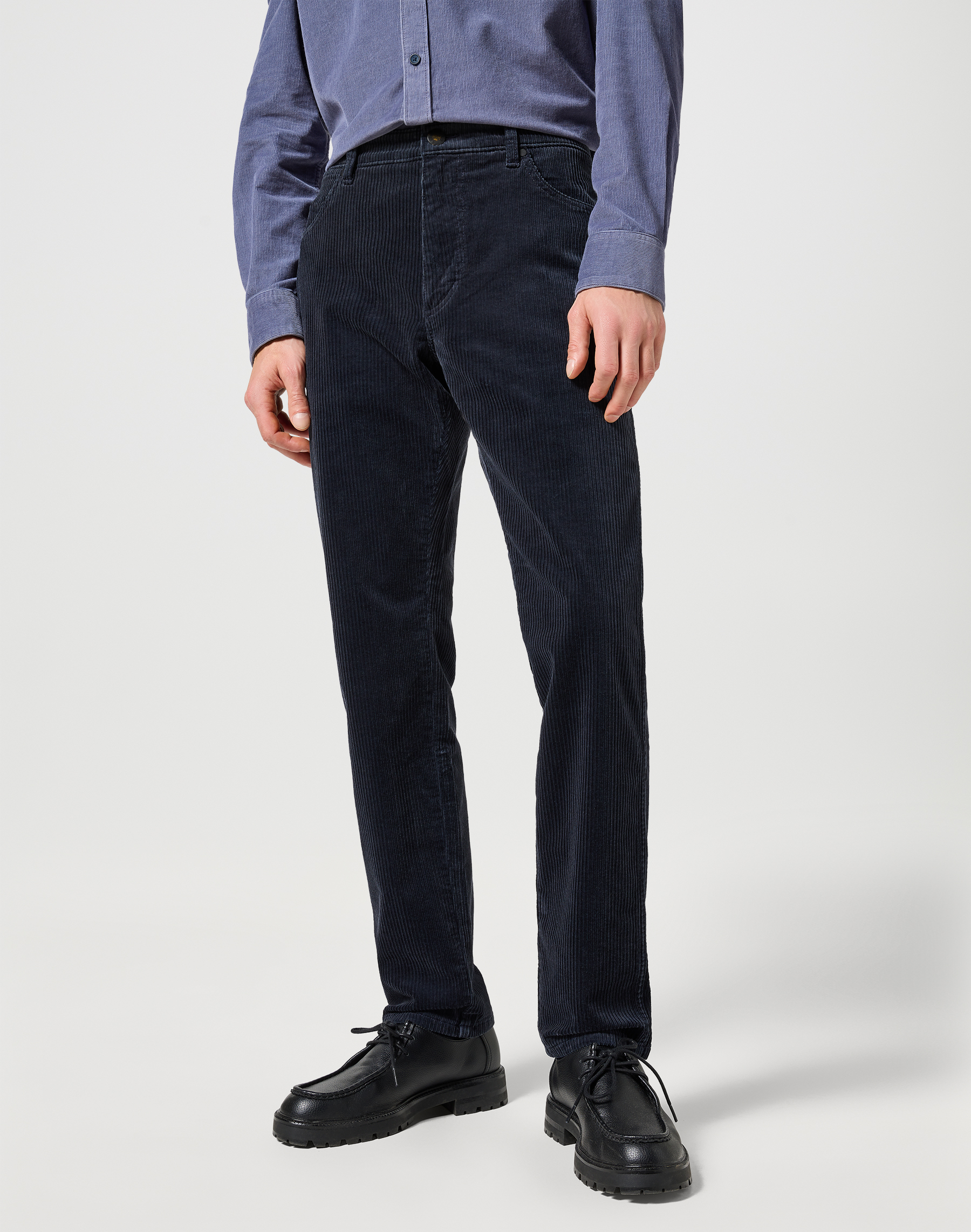 Pánské manšestrové kalhoty WRANGLER 112356784 River Dark Navy Velikost Pas/Délka: 33/34