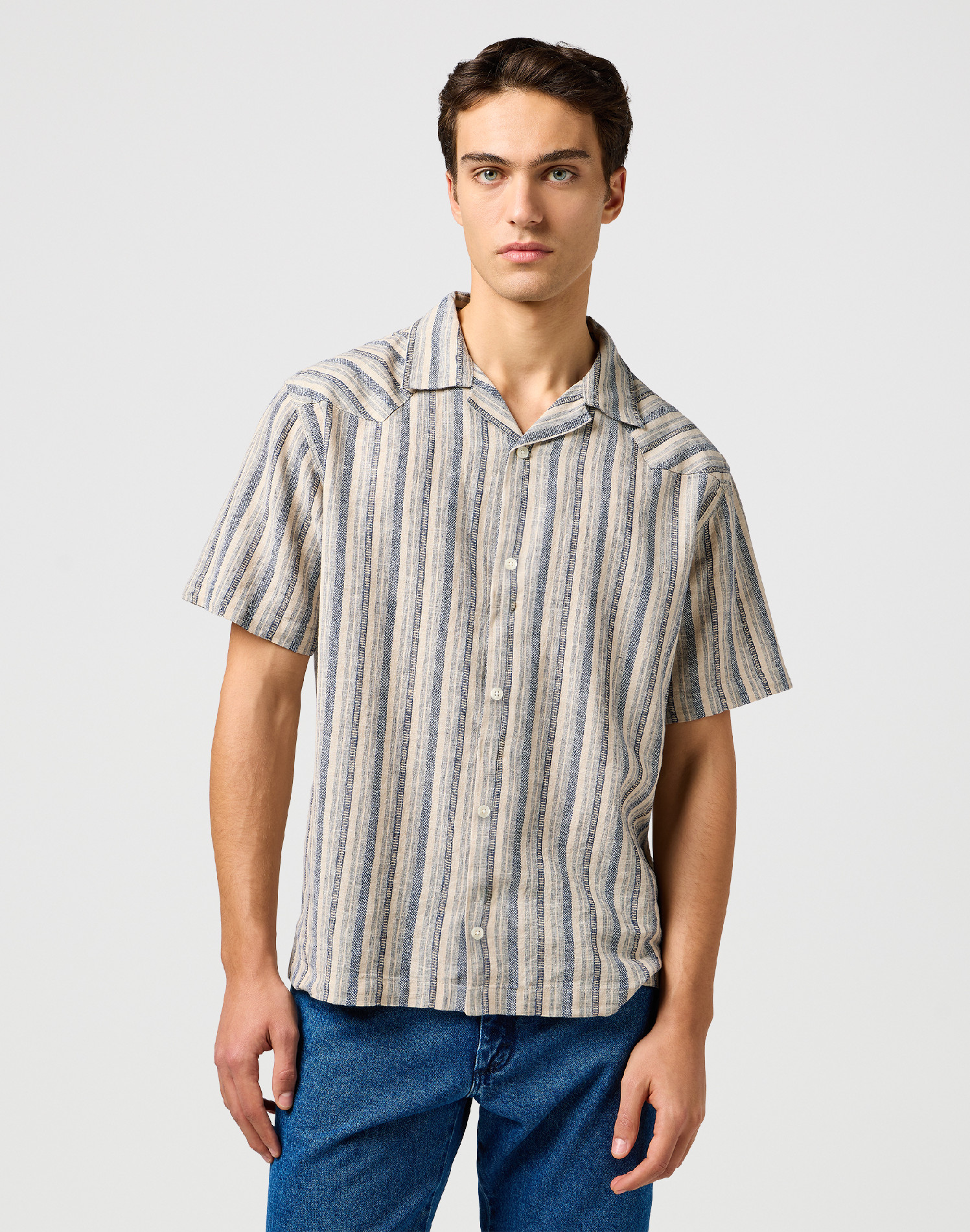 Pánská lněná košile krátký rukáv WRANGLER 112362723 SS W RESORT SHIRT Indigo Stripe Velikost: S