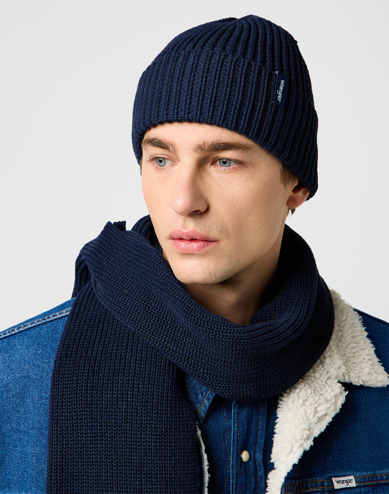 LEE Set čerpise a šály WRANGLER 112372439 SCARF BEANIE SET Dark Navy Univerzální velikost: jedna velikost