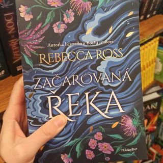 Novinka Začarovaná řeka První díl magické fantasy s detektivní zápletkou od autorky bestselleru Božští rivalové 🔥