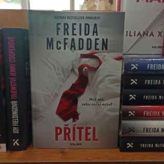Právě teď! Freida McFadden je zpět! Autorka světového bestselleru Pomocnice přichází s novinkou Přítel.. Ona hledá...
