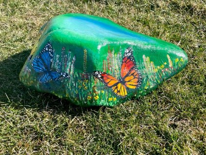 tri motyli na louce 1024x768 3