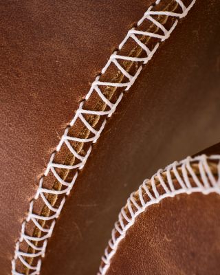 Občas je fajn podívat se na věci zblízka, protože i detail stehu může být uklidňující. 🧵✨ #rucniprace #darkovakrabicka...