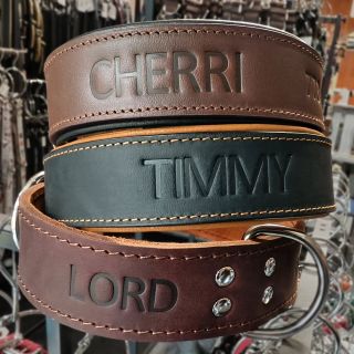 Kvalitní kožené bojky s embosovaným jménem a telefonem od 580 Kč z www.obojky.cz #obojkycz #obojkysejmenem #kozeneobojky...