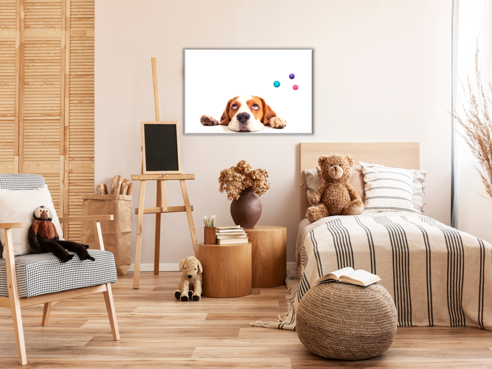 Jak kombinovat skleněné obrazy a magnetické tabule v jednom interiéru – designové propojení