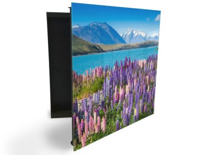 Glasdekor skříňka na klíče - hora, jezero a kvetoucí lupiny (Barva skříňky Černá, Otevírání Pravé)