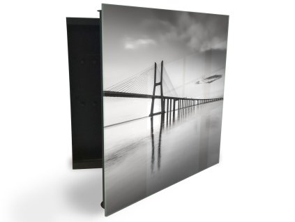 Glasdekor skříňka na klíče - černo bílý most nad mořem (Barva skříňky Černá, Otevírání Pravé)