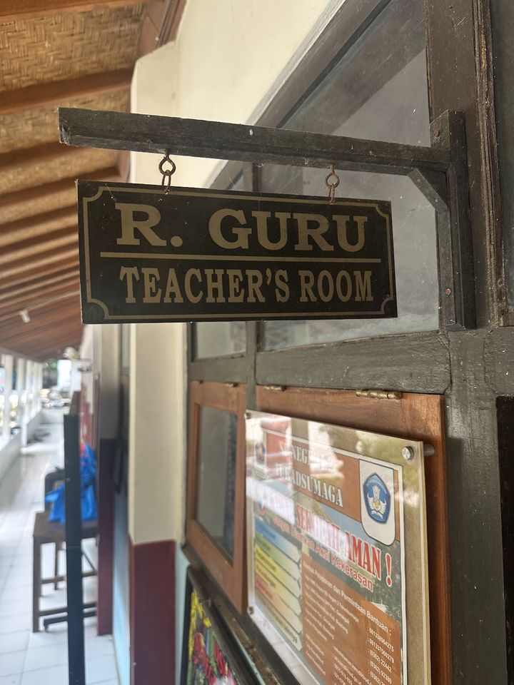 Cedule Teacher's Room na chodbě balijské školy