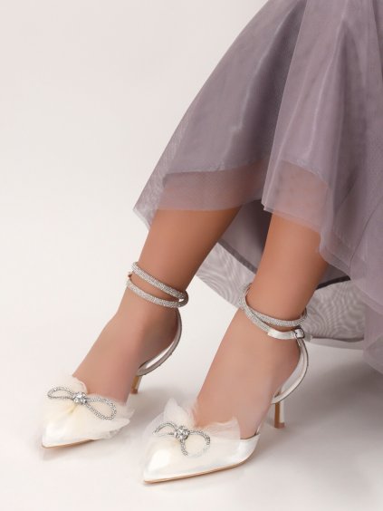 damske sandale na podpatku. biele sandale na podpatku. luxusne sandale s maslou. topanky na svadbu. topanky pre nevestu. biele sandale s maslou a remienkom. 1