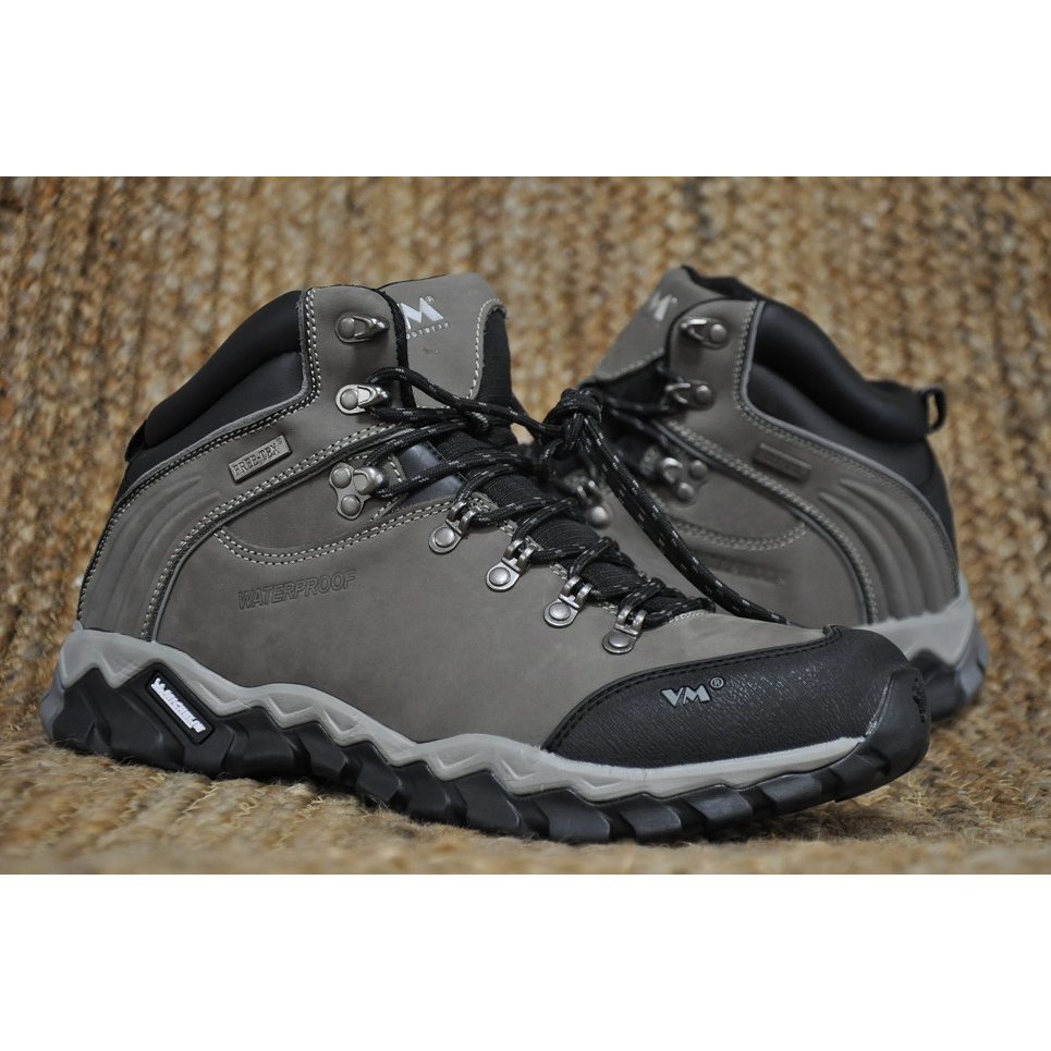 Čím sa odlišuje pracovná obuv od bežnej módnej obuvi­?