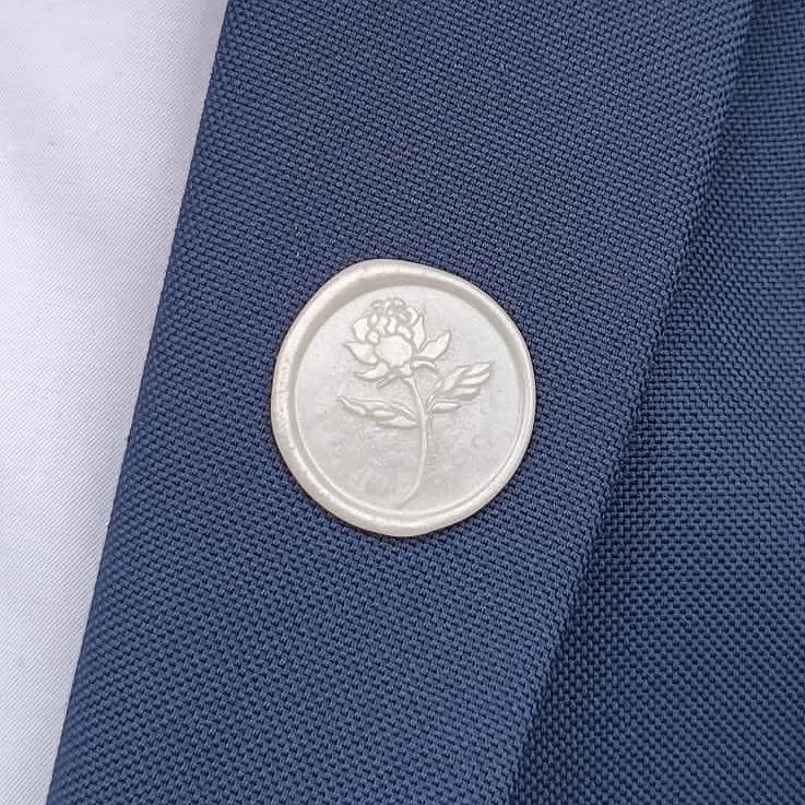 Pečeť jako brož nebo korsáž
