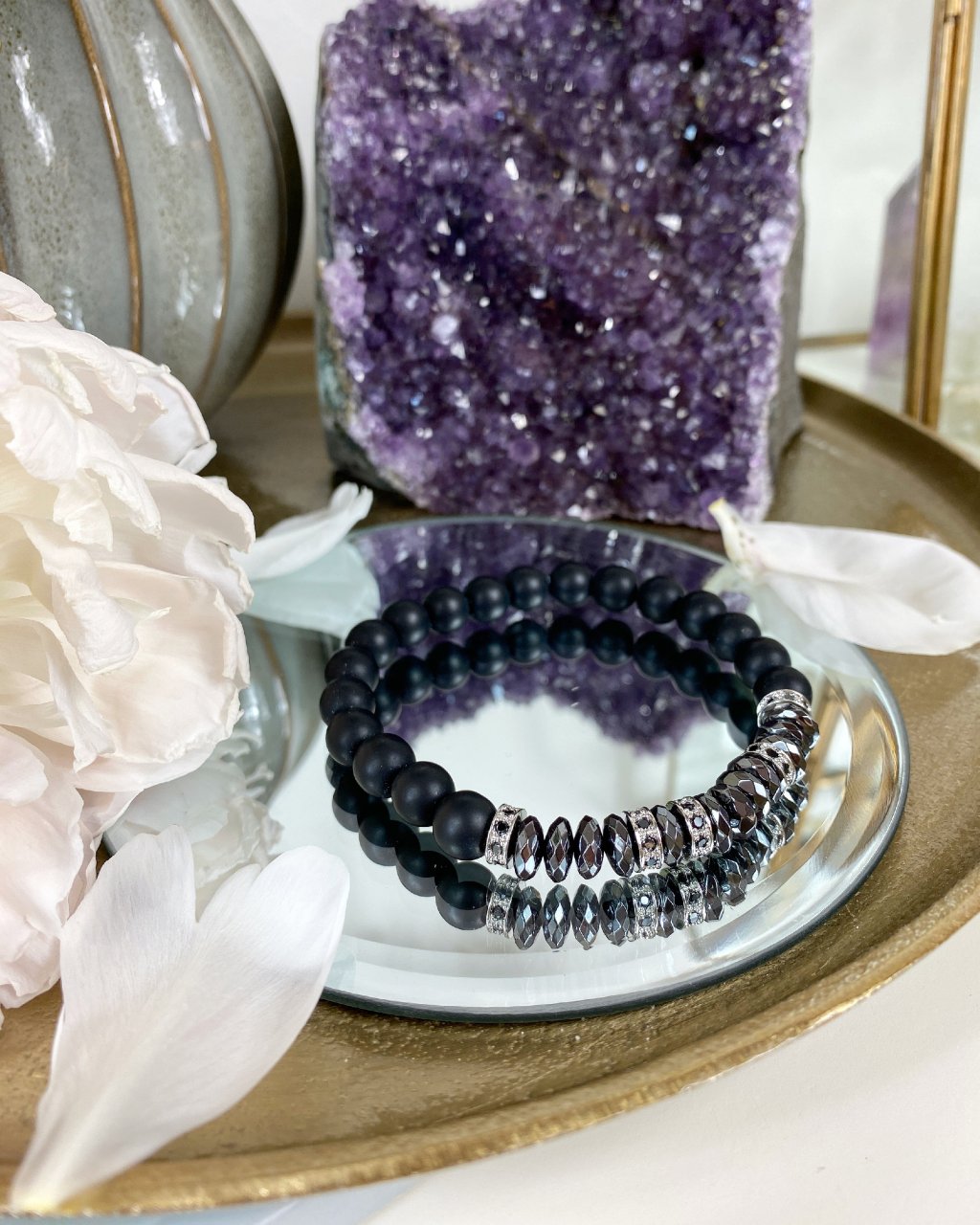 Náramek z minerálů matný onyx a hematitové sekané kamínky