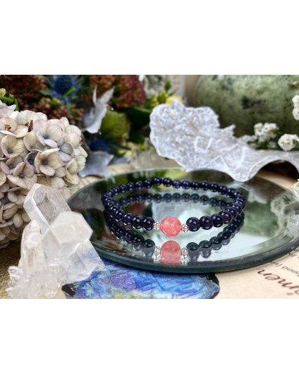 Náramek z minerálu lapis lazuli ozdoben růžovou kuličkou