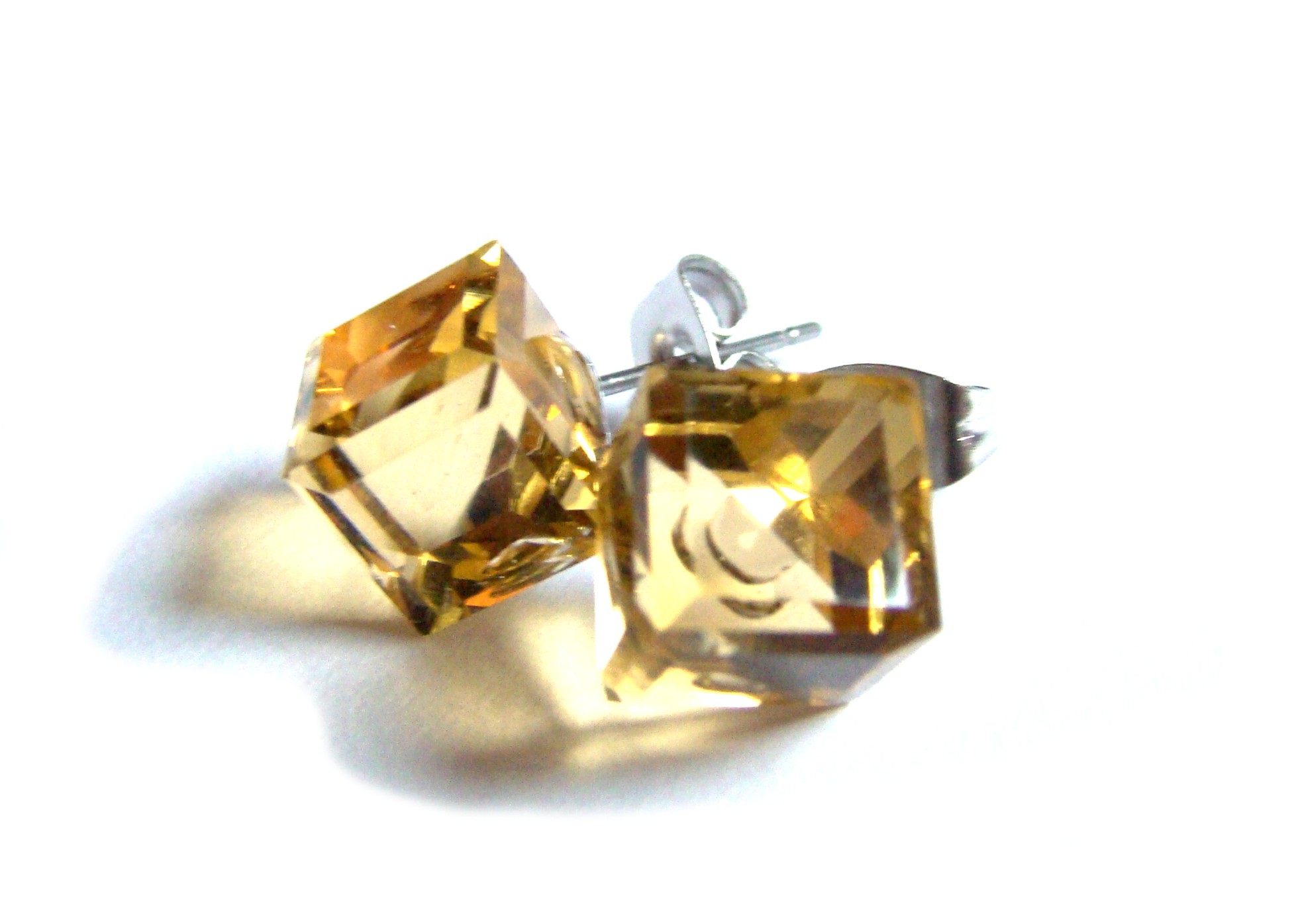 Steel Jewelry Náušnice světlé hnědé kostky z chirurgické oceli NS141018