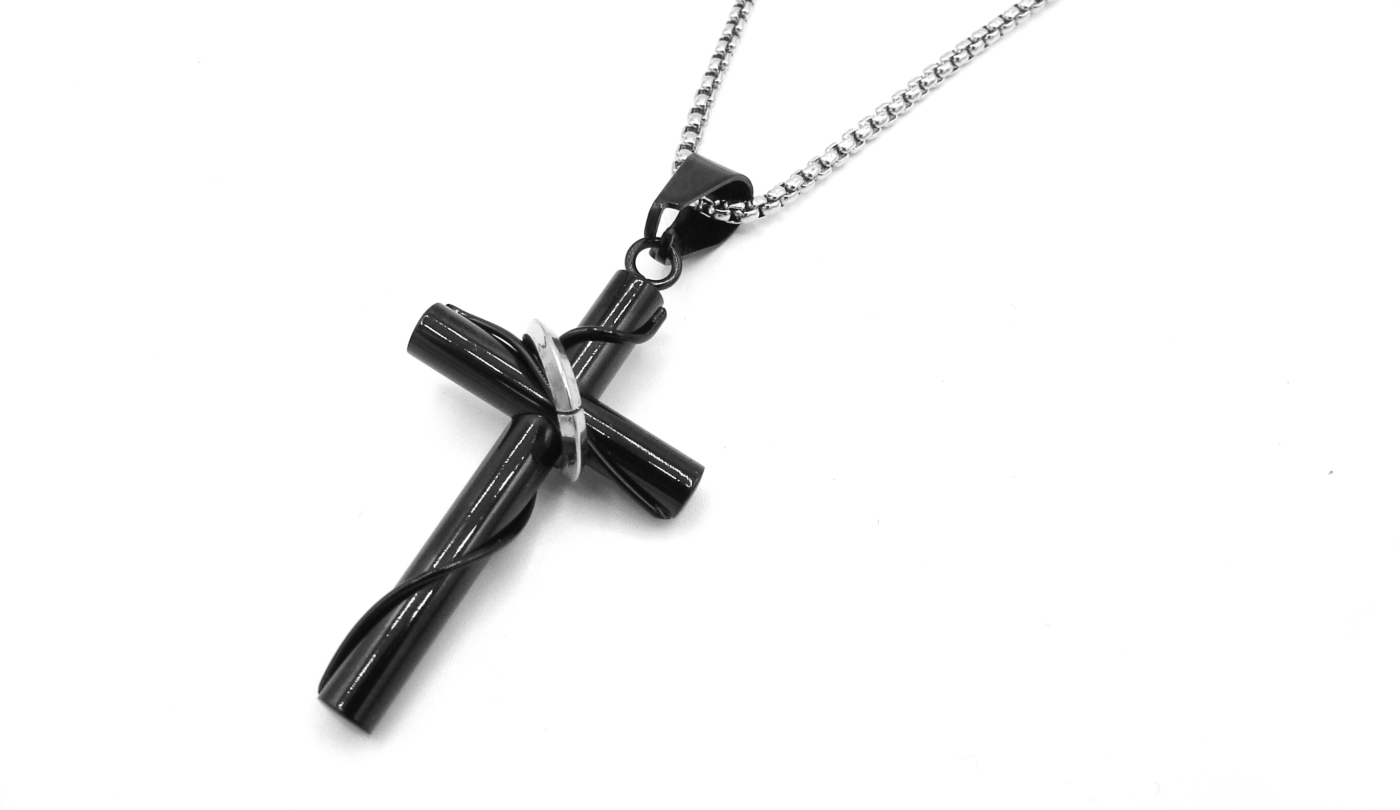 Levně Steel Jewelry Náhrdelník černý křížek s kroužkem z chirurgické oceli NH220205
