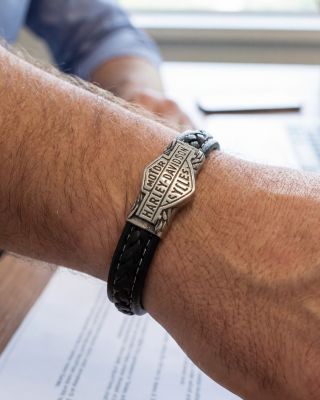 💥Zvuk motoru v žilách, ocel na zápěstí. ✨🏍 Tenhle stylový kožený náramek s kombinaci chirurgické oceli je srdcová...