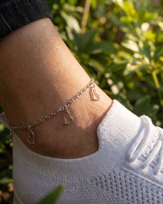 Víš, který detail v létě přitáhne nejvíc pohledů? ✨Náramek (řetízek) na nohu.✨ Jemný, elegantní a z chirurgické oceli,...