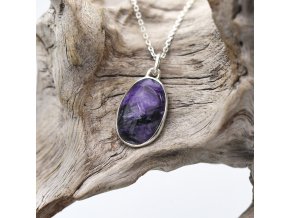 Amulet s oválným charoitem