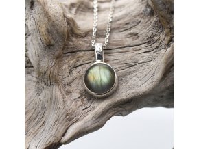 Amulet s labradoritem, kulatý