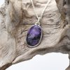 Amulet s oválným charoitem