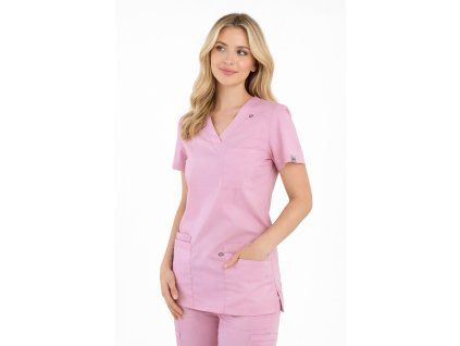 Mladá žena v ružových zdravotných šatách