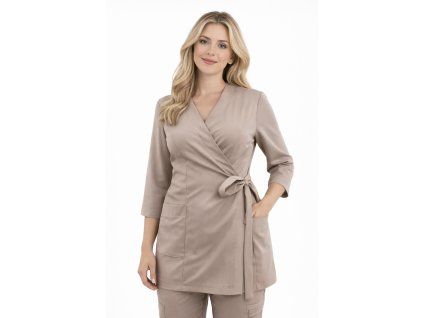 Žena v béžovom lekárskom outfite