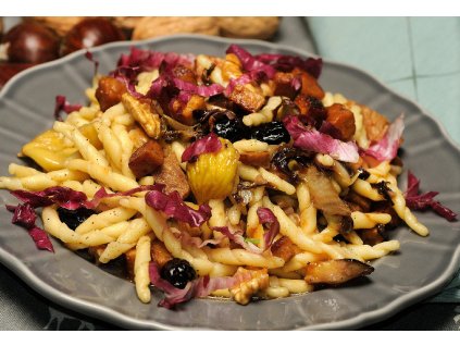 Špecle se šalvějí, sýrem a vlašskými ořechy