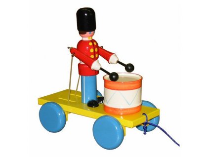 gardista s bubnem tahací zvuová hračka ze dřeva