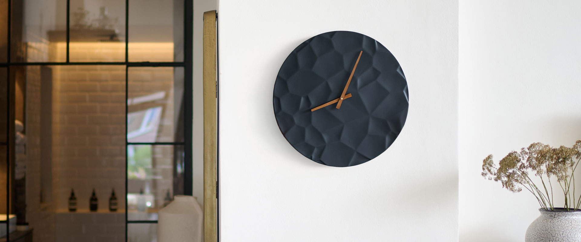 Betonové nástěnné hodiny Měsíční kráter – grafit (černé) – 50 cm – hnědé ručičky