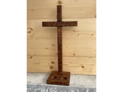 Kříž 50 cm s vrypy a podstavcem na čajové svíčky- Tmavě hnědý