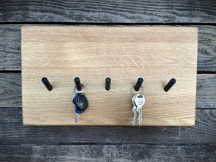 Dubový věšák s kolíčky