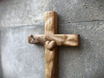 Kříž k zavěšení 30 cm se srdcem