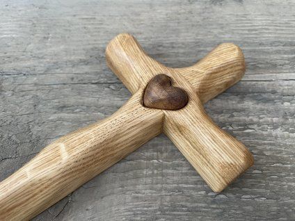 Dřevěný kříž 20 cm se srdcem