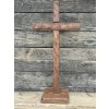 Kříž 50 cm s vrypy hrubý s podstavcem - tmavě hnědý