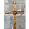 Kříž k zavěšení se srdcem 50 cm