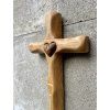 Dřevěný kříž 20 cm se srdcem