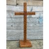 Kříž 50 cm s vrypy a podstavcem- Světle hnědý